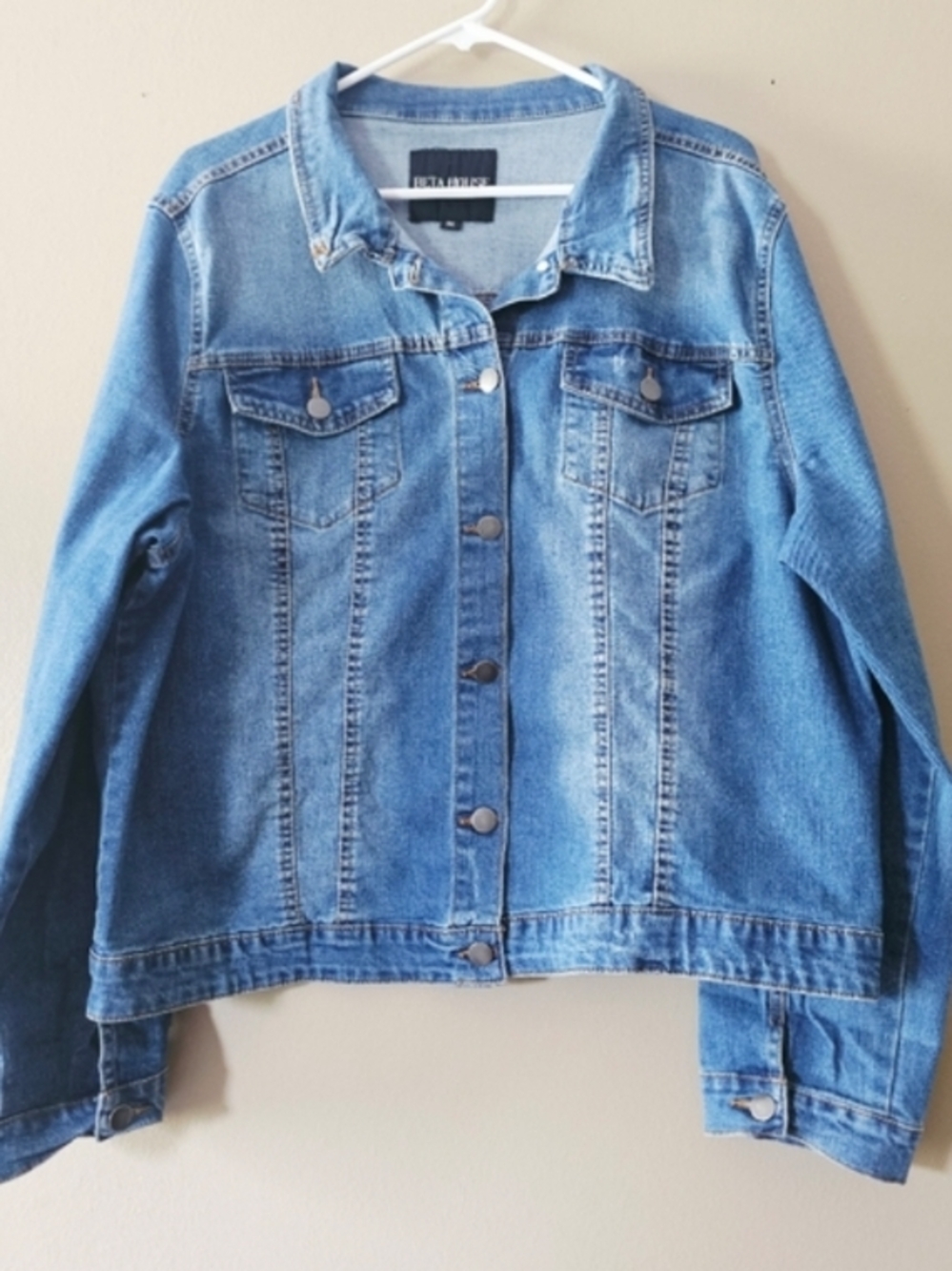 Classic Light Blue Denim Jean Jacket - Textured Urban Style